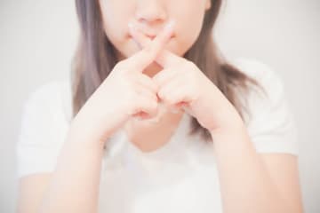 『隠し事をしている人』の特徴4選　嘘をついているサインと見抜くコツ