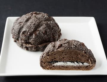 「真っ黒なのに可愛い」とSNSで騒然！ローソンから登場した衝撃の「ブラックメロンパン」が全世代の好奇心を刺激する理由