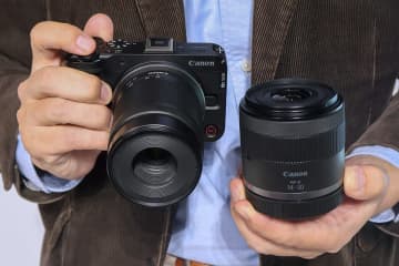 キヤノンのミラーレスカメラ「EOS R50 V」にダブルズームキットが仲間入り！ 広角から望遠までカバー