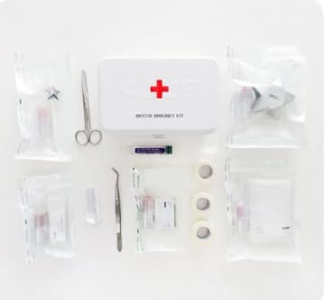 “大胆ステージ衣装”で物議の教訓は生かされず…「赤十字マーク」無断使用したチョン・ソミのブランドが告発