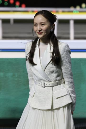 ももクロ・百田夏菜子がJBCクラシックのプレゼンターとして登場…純白ドレスで華やかに花束を贈呈