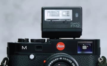 小型ストロボ「FlashQ」にアルミ素材のクラシカルタイプ　他のFlashQを制御するマスターモードも