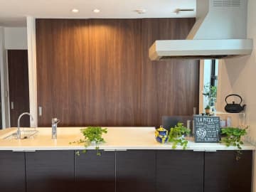 生活感を徹底的に隠したキッチンで楽しむ、富岡清美さんの“普段使いのイタリアンレシピ”