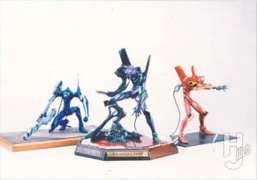 原初のガレージキットが、プラスチックモデルとして30年越しに再生する ARTPLA SCULPTURE WORKS『エヴァンゲリオン初号機／弐号機／零号機・改“迎撃 第3新東京市”』