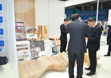 新たな価値創出目指す　埼玉から72社が出展　異業種交流会に232社　流線形で木のぬくもりを感じさせる製品や栄養素の高い茶を使用した製品など並ぶ
