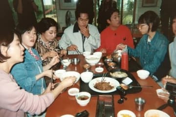 人気ドラマ「応答せよ1988」の家族が大集結！にぎやかな食事風景が話題…10周年旅行に高まる期待