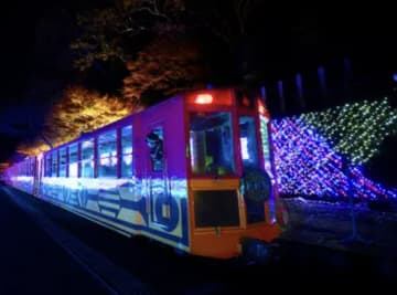 【京都】冬限定の幻想体験！光に包まれた「嵯峨野トロッコ スイーツ列車」運行決定！亀岡産栗の限定スイーツ＆柚子ドリンクを味わう特別な夜！