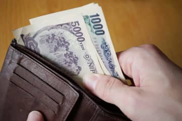 「野口英世の千円札」が“11万円”で落札！ 古いお札じゃないのに、なぜ「プレミア紙幣」に!? 高値が付いた理由とは