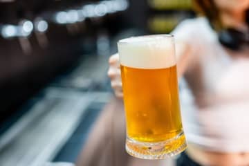 ビールを「ノンアル」にしたら“1缶200円”近くて驚き！ 酒税がないのに、なぜ「発泡酒」と値段が変わらないのでしょうか？ 意外とかかるコストとは