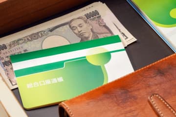 祖父の遺品整理中「銀行の通帳」を発見！ 預金100万円でも“10年以上前に廃店”してると引き出せませんか？ 預金を「引き出せるかのポイント」とは