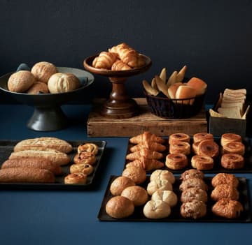 【太田新井町店限定】ステーキ宮が本気出した！極上「天然酵母パン食べ放題」スタート！宮のたれに合う全粒粉パン、クロワッサンなど10種！