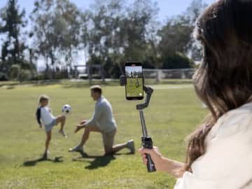 DJI、iPhoneなどの手ブレを抑えるジンバル「Osmo Mobile 8」　1万8480円で発売