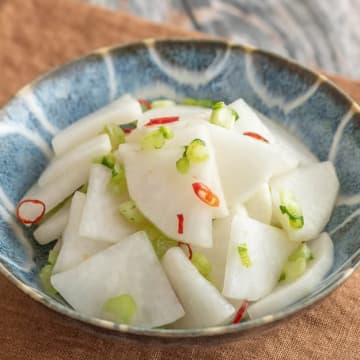 【大根の浅漬け、味付けはコレが一番！】「結構ウマいじゃん」「ちょっと材料買ってくる」まるで料亭の味！？箸が止まらん簡単箸休めレシピ