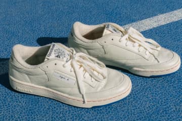 アニエスベー×リーボックのスニーカー「クラブシー 85 ヴィンテージ」トリコロールステッチで