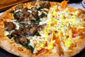 ドミノ・ピザ、肉派も海鮮派も満足できる「炭火焼ビーフと海老の贅沢ハーフ＆ハーフ」