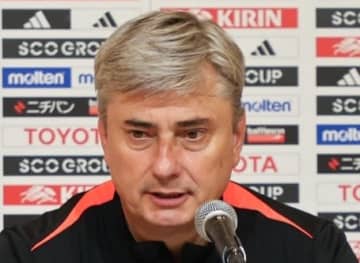【浦和】疲れて帰国したい!? 報道に、スコルジャ監督「事実ではない」「ポーランドのジャーナリストと一言も話をしていない」。記者会見で一度は「契約に関する質問には応じられない」とストップが入ったが…