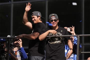 大谷翔平の背後に“違和感”「なんでおるんや」　世界一祝福の1枚で気づいた日本人「世界共通？」