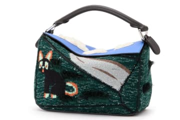 ロエベ“猫を描いた男”ルイス・ウェイン着想のバッグやウェア、猫モチーフの「パズル」など