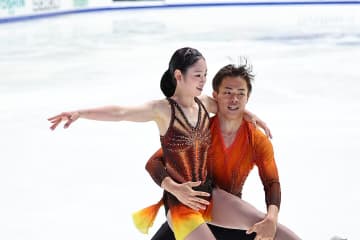 “ゆなすみ”長岡柚奈／森口澄士が自己ベスト71.52点！ 会心演技にハイタッチで喜び爆発「次はもっと点数を超えるように」【フィギュアNHK杯】