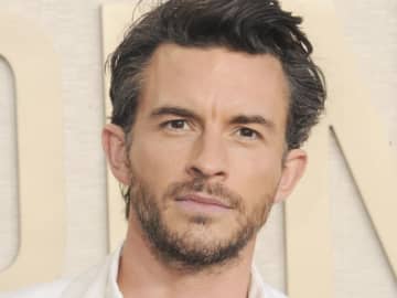 People誌「2025年最もセクシーな男性」はジョナサン・ベイリー！　同性愛を公表する人物として初の受賞