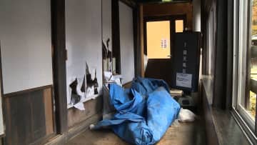 飛び出してきたクマと自動車衝突の瞬間…クマが横転　秘湯の温泉旅館“居座り熊”緊急銃猟で駆除