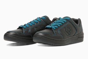 コンバース×ウィンダンシー“夜の海着想”スニーカー「ウエポン」ブルー波ステッチで