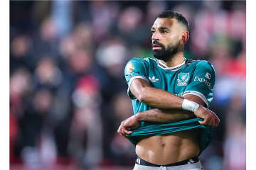 リバプールが直面する「サラー問題」。その居場所は先発かベンチか？　スロット監督が導く“特別な存在”