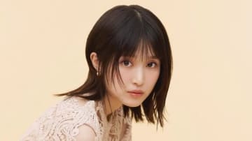 福本莉子 ミニ丈ボトム×ピンヒールで美脚を披露！一輪のバラとの気品あふれるショットに「相性素晴らしすぎる」「一目惚れしちゃう」とファン歓喜