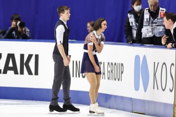 フィギュアNHK杯でアクシデント　フランスペア女子選手がジャンプ転倒→右肩負傷で棄権…会場騒然