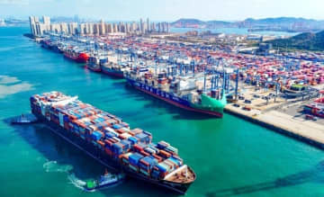 「ダブル11」控え、越境EC貨物船の出航相次ぐ―山東省青島市