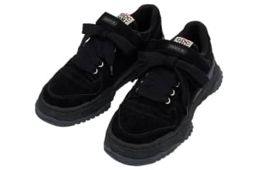 メゾン ミハラヤスヒロ×GDC、“赤い8芒星”刺繍のスニーカー＆熊と鷹のサテンブルゾン