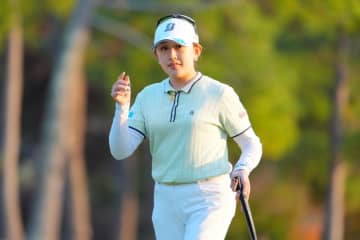 ルーキー・加藤麗奈が2勝目に王手　アマチュア岩永杏奈は2差2位