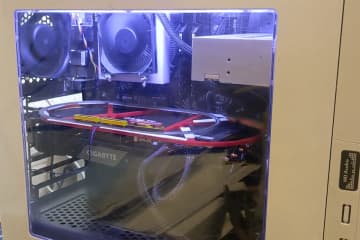 グラフィックボードの上に鉄道模型を走らせる謎ハック。将来はファンコントロールで速度制御も構想