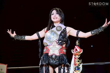【スターダム】上谷沙弥、同門・渡辺桃との21分死闘を制し2冠防衛「最高の試合ができて本当に良かった」朱里、安納が即座に挑戦表明