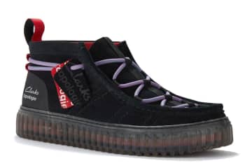 クラークス×トポロジーのスエードシューズ、“3種類のシューレース”でアレンジ可能