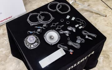 フルモデルチェンジしたパイオニアのカスタムフィットスピーカー“Fシリーズ”、デモカーで聞き比べてみた