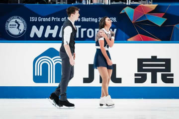 フィギュアNHK杯でアクシデント　転倒→右肩負傷で途中棄権…心配の声「めちゃくちゃ痛そう」