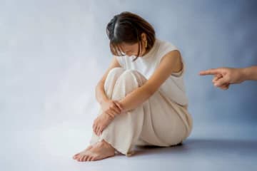 【父親・母親別】「愛情不足で育った大人」に見られる特徴とは？男女で異なる傾向も