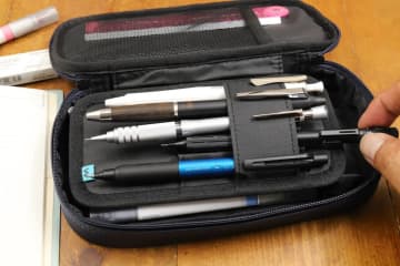 「持ち運ばないペンケース」ってアリですか？ デカくて固い最新ペンケースの理想的な使い方