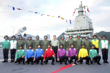 習近平主席、制服姿で隊員激励　新型空母甲板で「みな英雄だ」