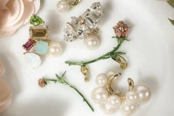 イー・エム“薔薇”ピアス＆チェーンハーネスリング、刻印ジュエリーが大阪に集結