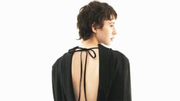 【明日なに着る？】「前と後ろでギャップがある」静かに華やぐサテンのブラウス