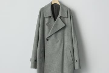 シュタインのコート、“カシミヤ×ラムウール”のダブルブレスト＆なめらかなドレープ際立つバルカラー