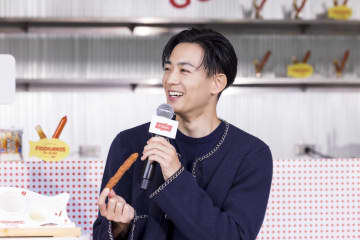 新感覚スイーツ『フィッチュロス』の無料提供も！ 卵不使用でも“カリもち⾷感”の美味しさにスイーツ好き俳優 大興奮「⾰命ですよね！」