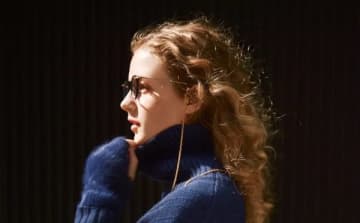 トップス1枚でドレスアップ「コートが膨れない」 華やかだけど気張って見えないデザイン