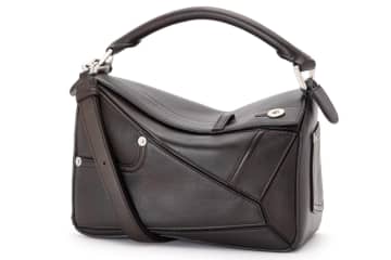 ロエベの人気バッグ「パズル」「フラメンコ」が“ジーンズ風”デザインに、リベットやベルトループを配置