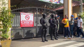 インドネシア首都ジャカルタの高校で爆発、生徒ら54人けが　モスクで礼拝中に　病院で手当て受けている17歳が容疑者か