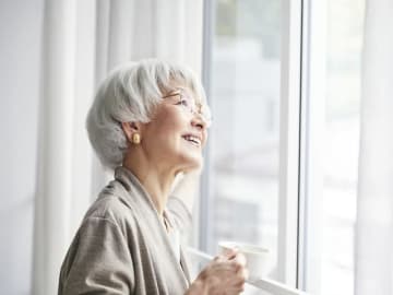 「外出がつらい」「通帳が心配」…そんなときは？ ゆうちょ銀行の“シニアに優しい”安心サービス4選