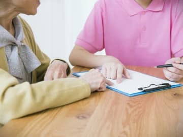 今のままでは“介護難民”が増えてしまう…大切な司令塔「ケアマネジャー」が減り続けている深刻な理由