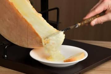 【必見】チーズ好き昇天…！全13種のチーズを使用した「チーズグルメ食べ放題」の内容がガチすぎる!!